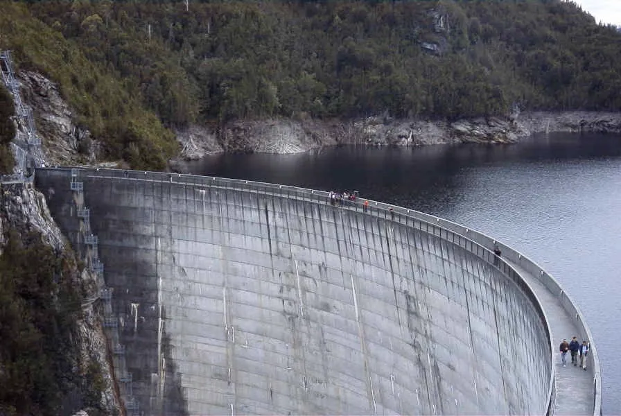 Hollow inclusion cell for dam stress monitoring.
